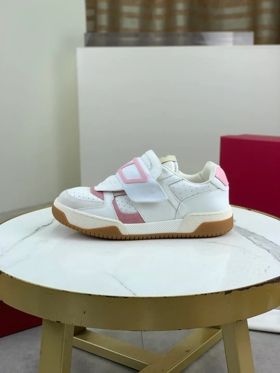 Men's men's shoes 💰P680 New Valentino 𝑶𝒏𝒆𝑺𝒕𝒖𝒅 Couple's sports shoes series Valentino 2025 new couple's sports shoes are on sale. The original ZP purchase and dismantling. Repeated pattern making and modification. 1:1 restoration! Top luxury masterpiece Velcro design Soft and comfortable imported calfskin brings excellent elegant texture and excellent on-foot comfort Top purchasing version upper: imported calfskin surface/original oil edge craftsmanship Lining: water-dyed sheepskin lining Outsole: original development 𝐓𝐏𝐔 two-color combination outsole Packaging: original configuration complete package Code number: 35-46